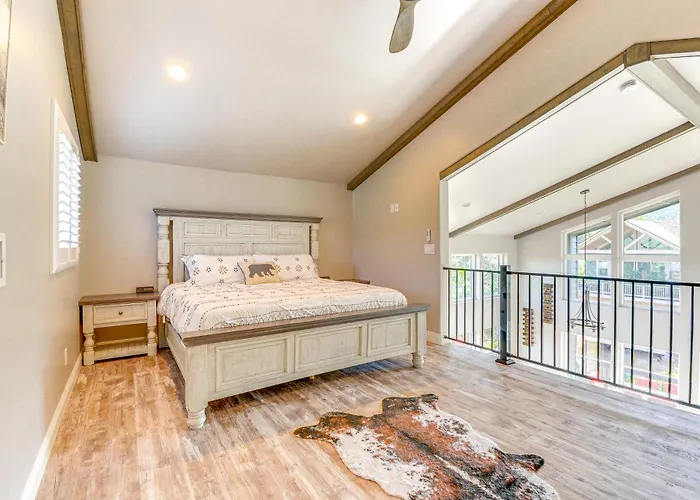 Hot Tub + Deck: Mtn-view Getaway! Holiday home