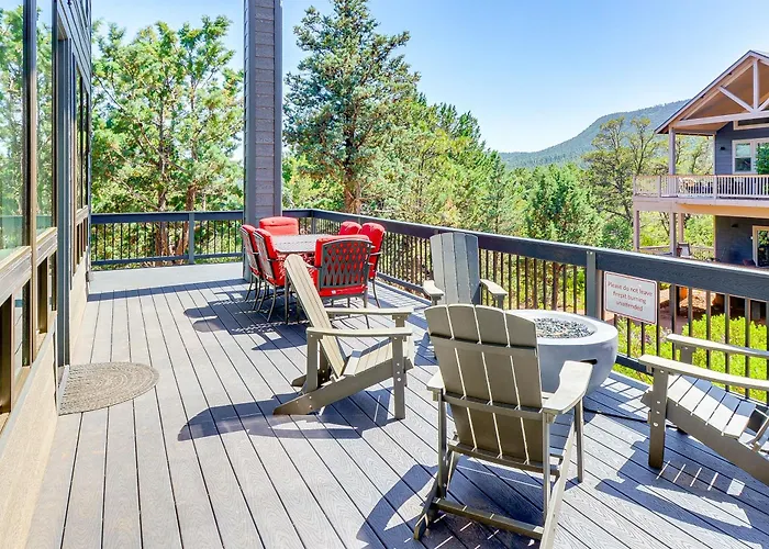 Hot Tub + Deck: Mtn-view Getaway!