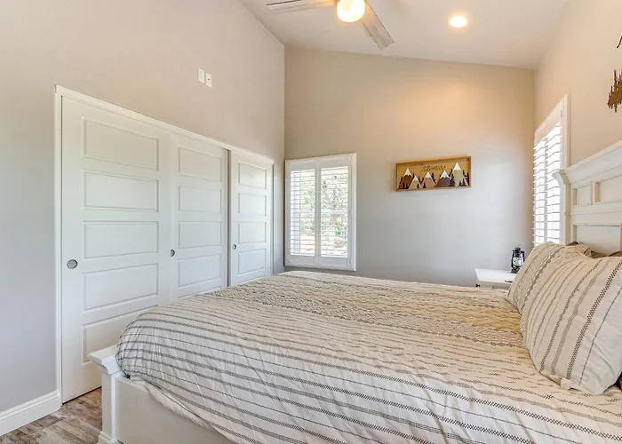 Holiday home Hot Tub + Deck: Mtn-view Getaway! *