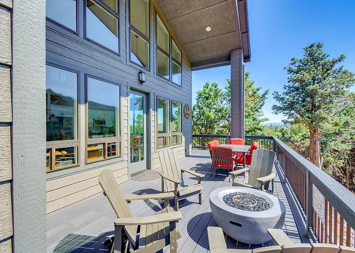 Hot Tub + Deck: Mtn-view Getaway! Pine