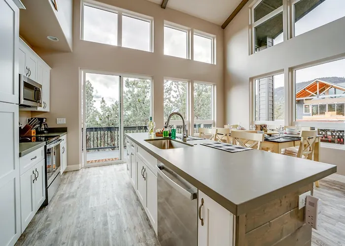 Hot Tub + Deck: Mtn-view Getaway! *