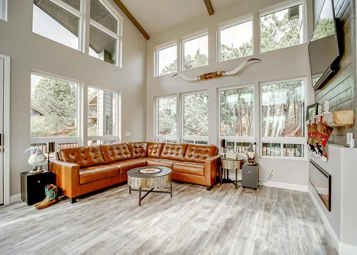 Hot Tub + Deck: Mtn-view Getaway!
