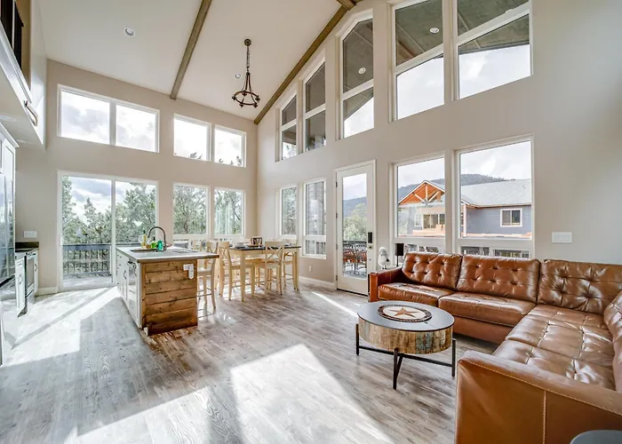 Hot Tub + Deck: Mtn-view Getaway! Holiday home *